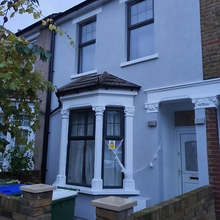 Daniari Guest Rooms Erith Екстериор снимка