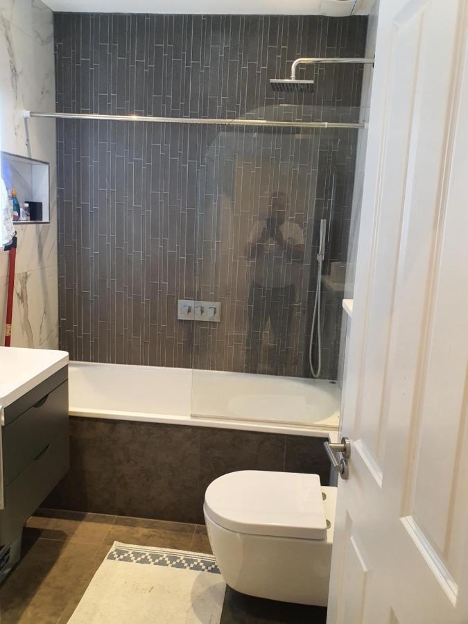 Daniari Guest Rooms Erith Екстериор снимка