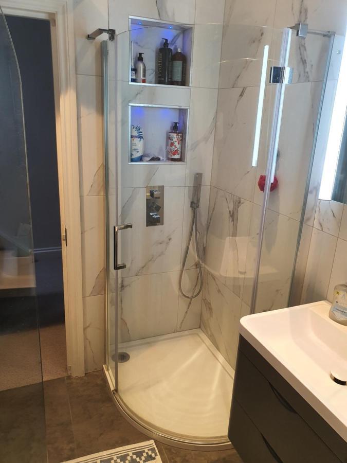 Daniari Guest Rooms Erith Екстериор снимка