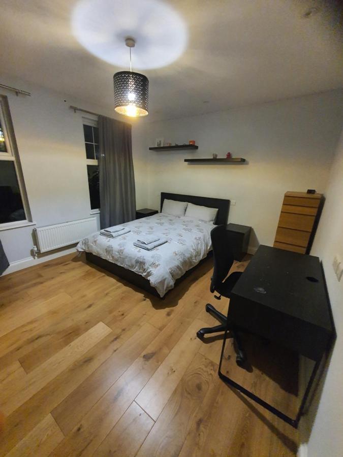 Daniari Guest Rooms Erith Екстериор снимка