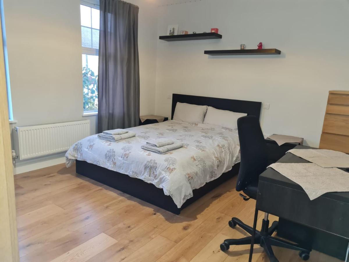 Daniari Guest Rooms Erith Екстериор снимка