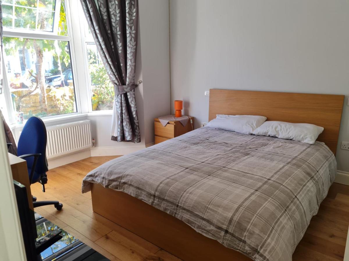 Daniari Guest Rooms Erith Екстериор снимка