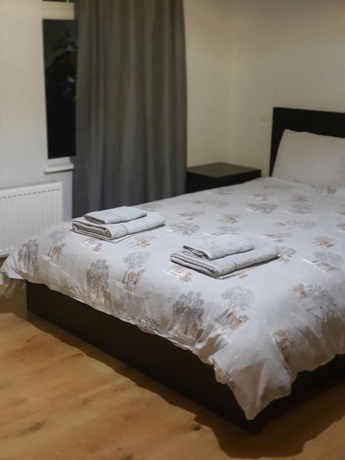 Daniari Guest Rooms Erith Екстериор снимка